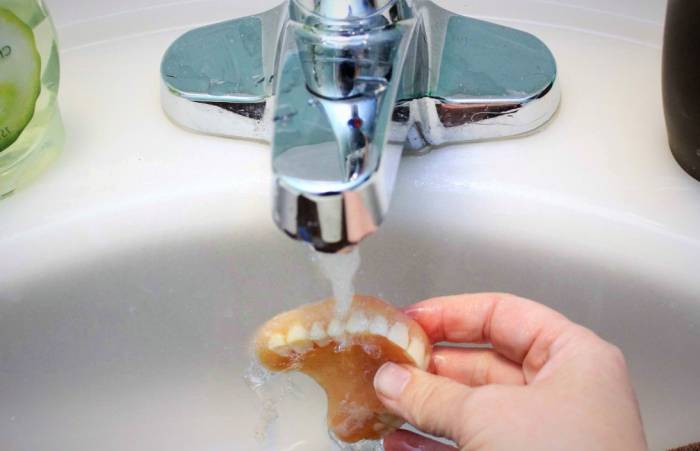 شستن دندان مصنوعی