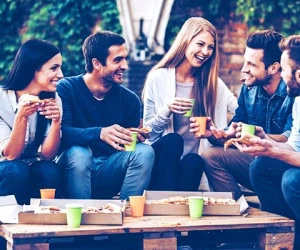 رفتار با همسر در جمع