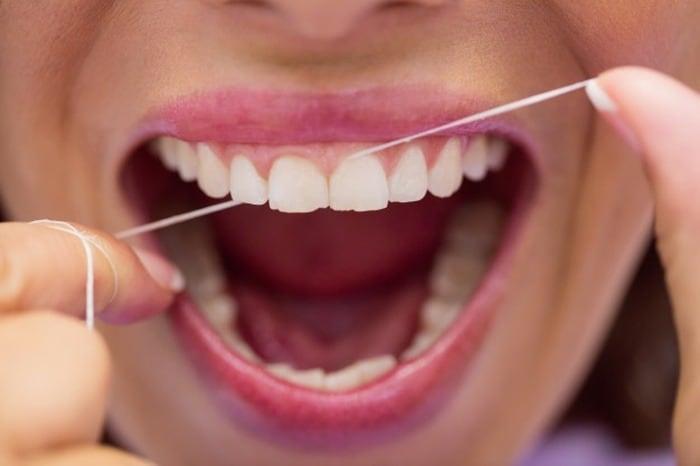 اهمیت استفاده از نخ دندان