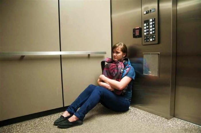 نشستن کف کابین آسانسور