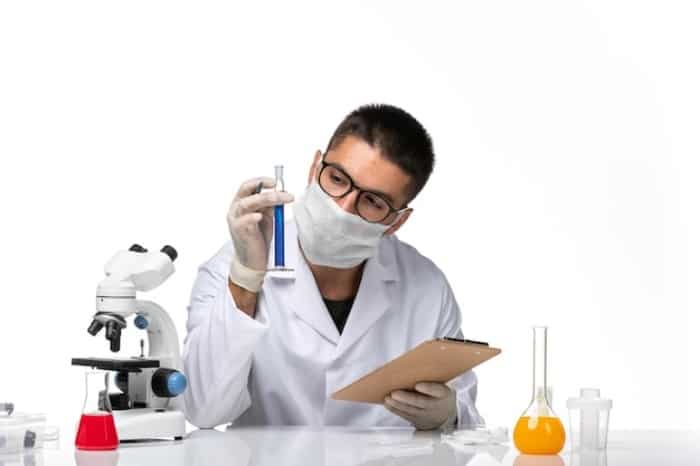 داروساز از مشاغل مناسب برای متولدین سال خرگوش داروساز